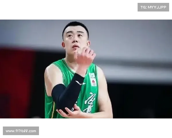 韩德君退役仅四十三天复出训练郭艾伦无缘全运会引发球迷热议 韩德君退役仅四十三天复出训练郭艾伦无缘全运会引发球迷热议